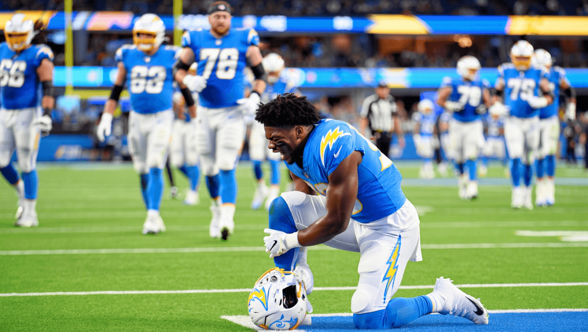 Oronde Gadsden II injury update: Chargers rookie tight end suffers knee injury in Week 10 image