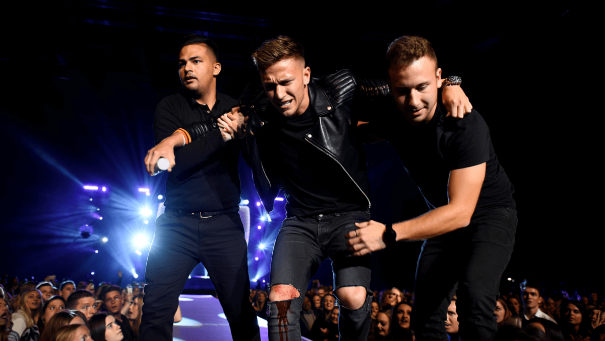 
		Pop star rushed to hospital after slicing knee open on stage	