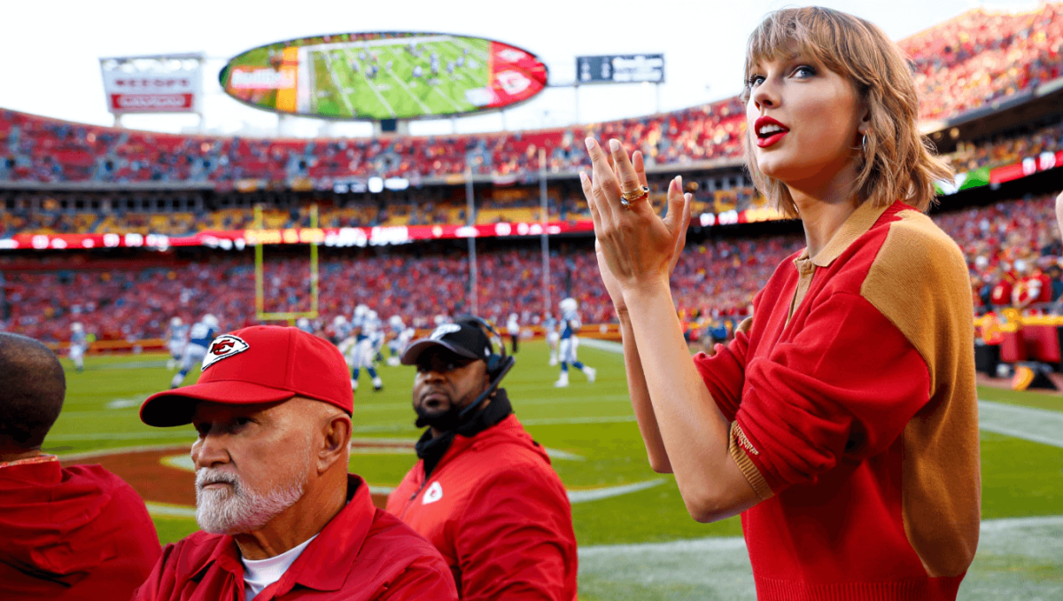 
		Taylor Swift sports cashmere polo from pal Gigi Hadid’s brand at Chiefs vs. Colts game	