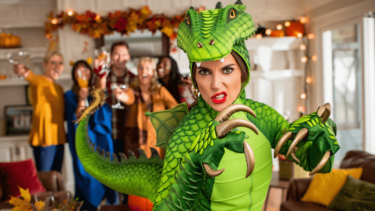 
		Sydney Sweeney turns up the heat as Dragon in ‘Shrek’-themed Friendsgiving	