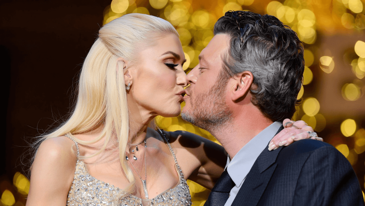 Gwen Stefani shares steamy kiss with Blake Shelton after divorce speculation