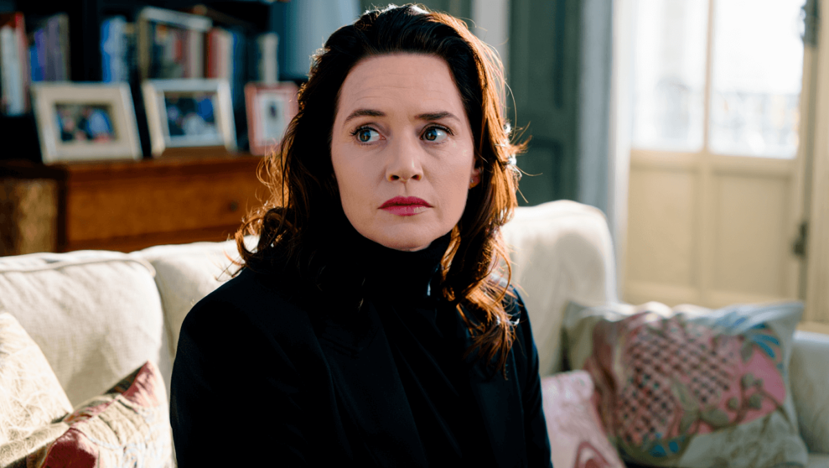 
		Kate Winslet confesses she ‘kissed a few girls’ during ‘first intimate experiences’ as a teen	