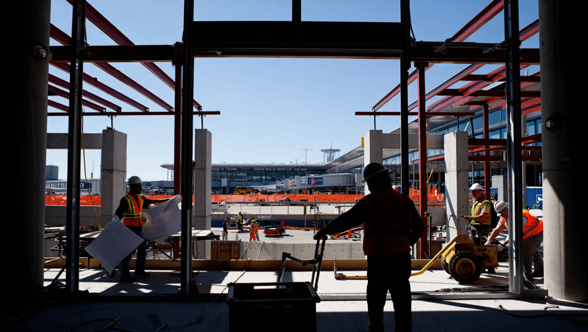 American building a brand-new Admirals Club at Chicago's O'Hare amid turf battle with United