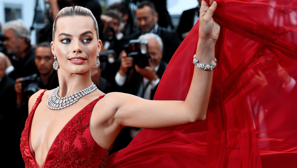
		Margot Robbie dazzles in over 100 carats of ‘nude’ diamonds at ‘Wuthering Heights’ Paris premiere	