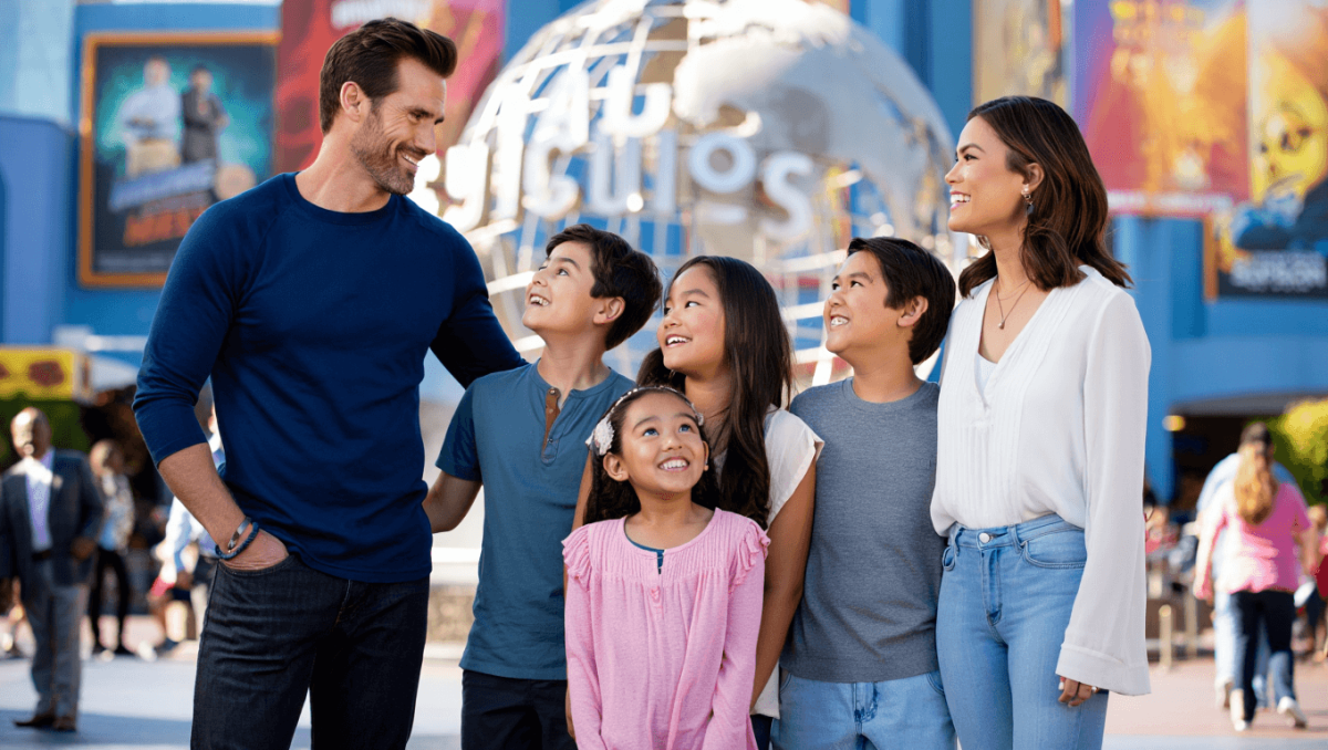 
		Scott Wolf reunites with estranged wife Kelley amid nasty divorce	