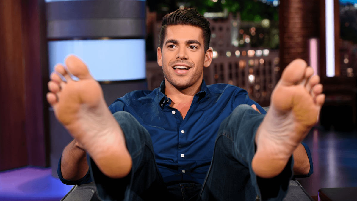 Benny Blanco defends personal hygiene after fans begged Selena Gomez to divorce him over dirty feet