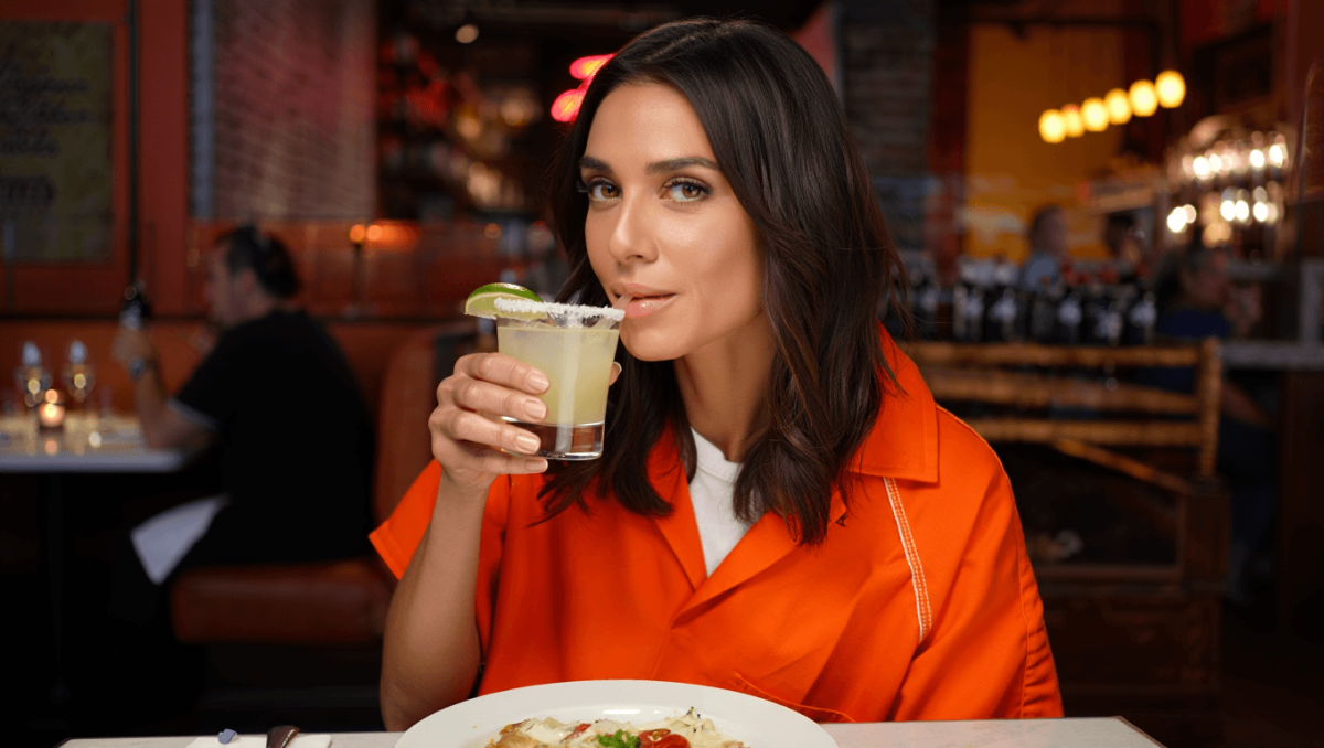 
		‘RHOM’ star Lisa Hochstein enjoys dinner and margs — in her jail outfit — just hours after arrest	