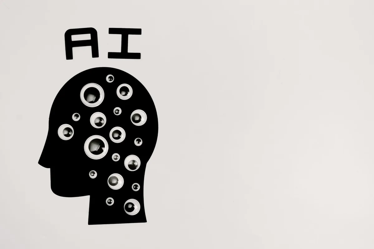 Schermo di computer che mostra strumenti di intelligenza artificiale per l'ottimizzazione delle campagne