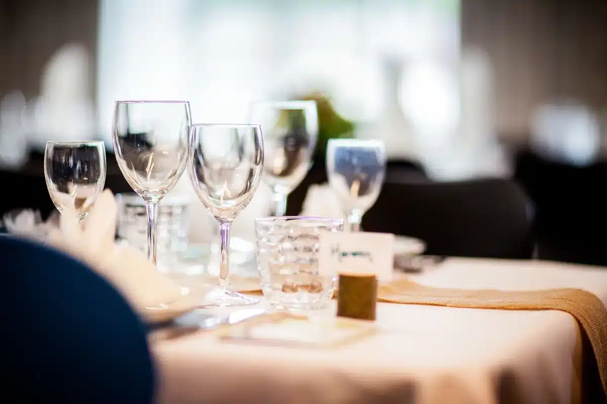 Ein Weinglas auf einem Tisch während eines Interviews in einem privaten Wohnzimmer