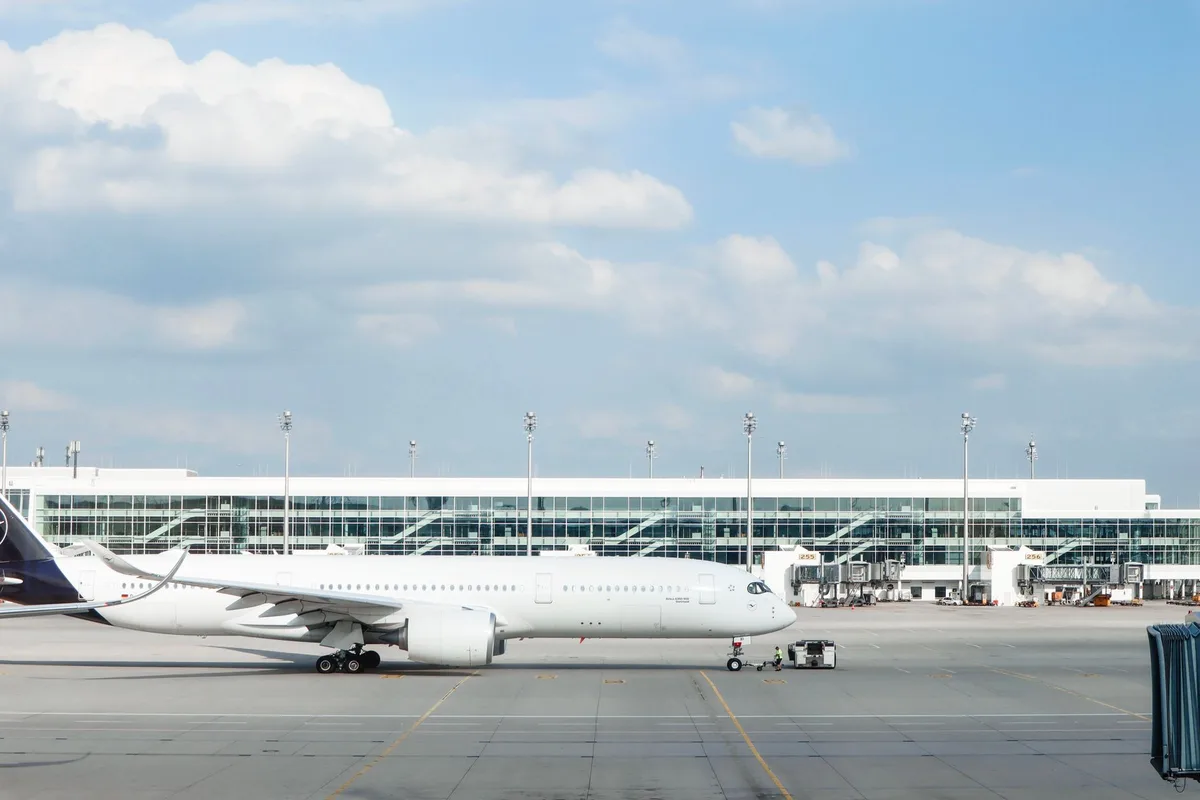 Großflugzeug auf dem Rollfeld eines Flughafens