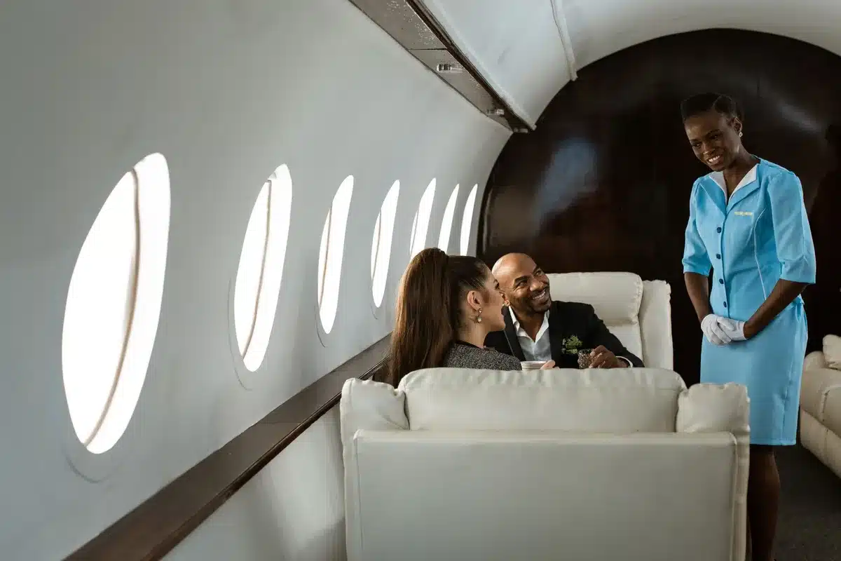 Luxuriöse Flugzeugkabine mit modernem Flachbett in der Business Class