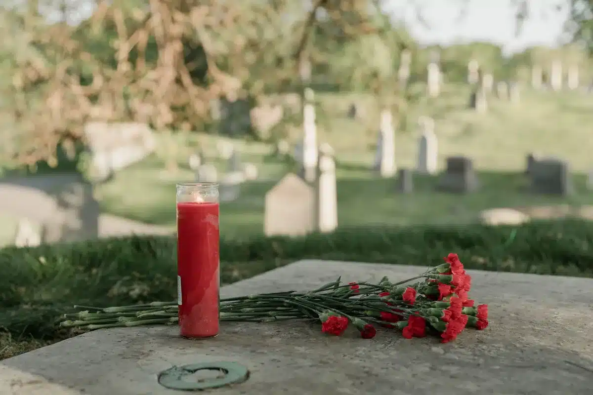 Fleurs et hommages laissés en mémoire d'une personne