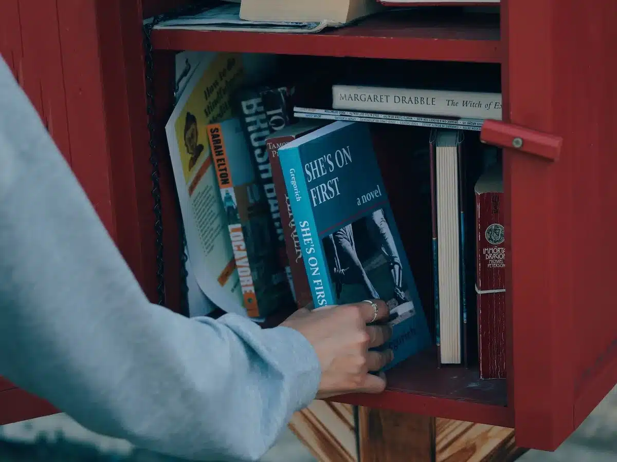 Rząd książek na półce bibliotecznej symbolizujący edukację i filantropię