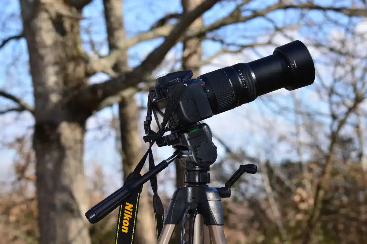 Kamera mit Teleobjektiv und stabilisierendem Zubehör für Eklipsenfotografie