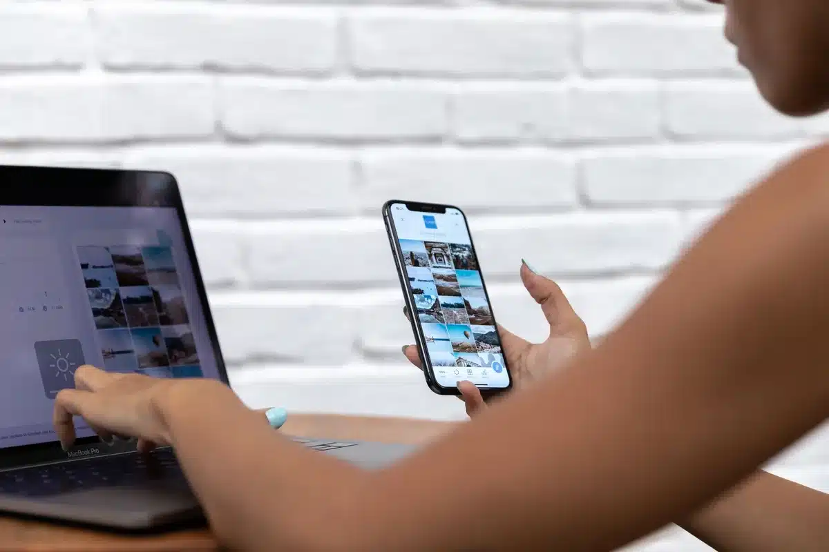 Una persona compartiendo actualizaciones en redes sociales desde su teléfono móvil