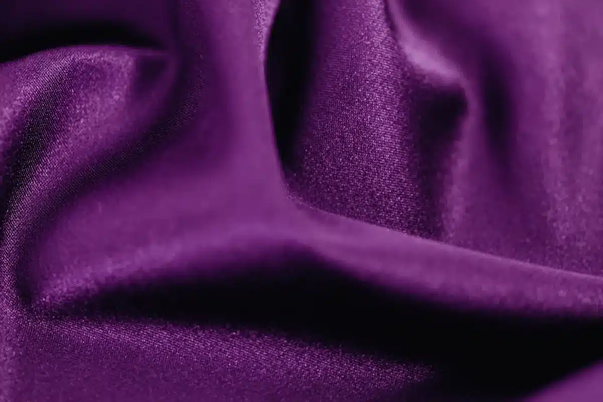 Detaljkuvaus silkkisen satiinin kaksikerroksisesta kudoksesta ja sen kiilteestä