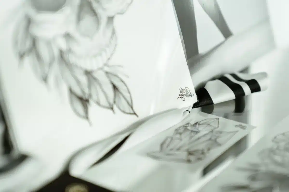 Diseño de tatuaje con calavera y tulipán en la piel