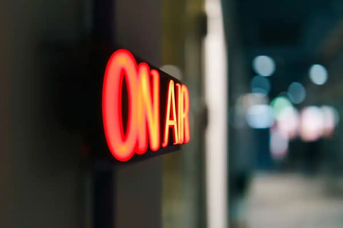 Verschiedene Geräte zeigen Streaming-, Fernseh- und Broadcast-Inhalte