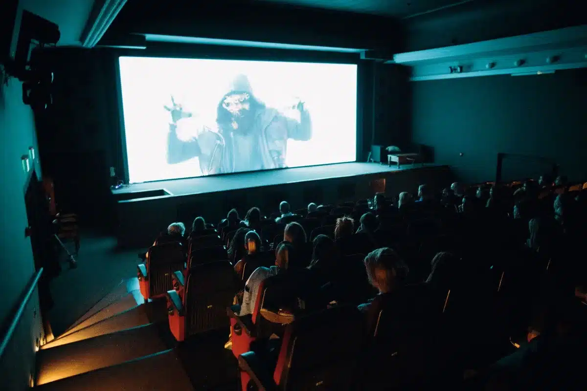 Multidão em fila esperando para entrar em sessão de cinema em festival de filmes