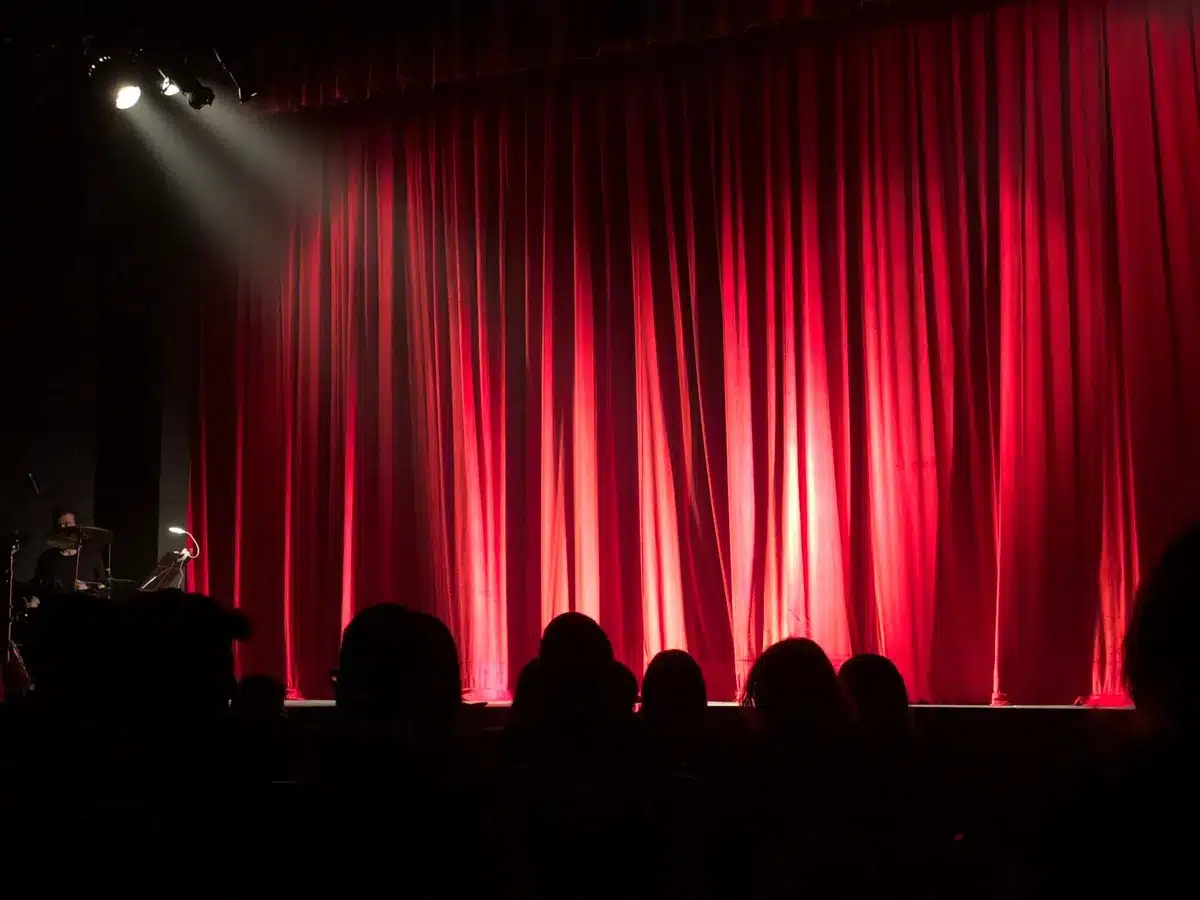 Micrófono en escenario de comedia con vista de estudio de transmisión