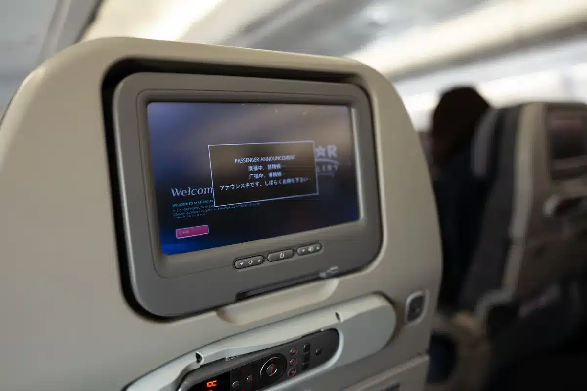 Verschiedene Bildschirmgrößen in Economy- und Premium-Kabinen eines Flugzeugs