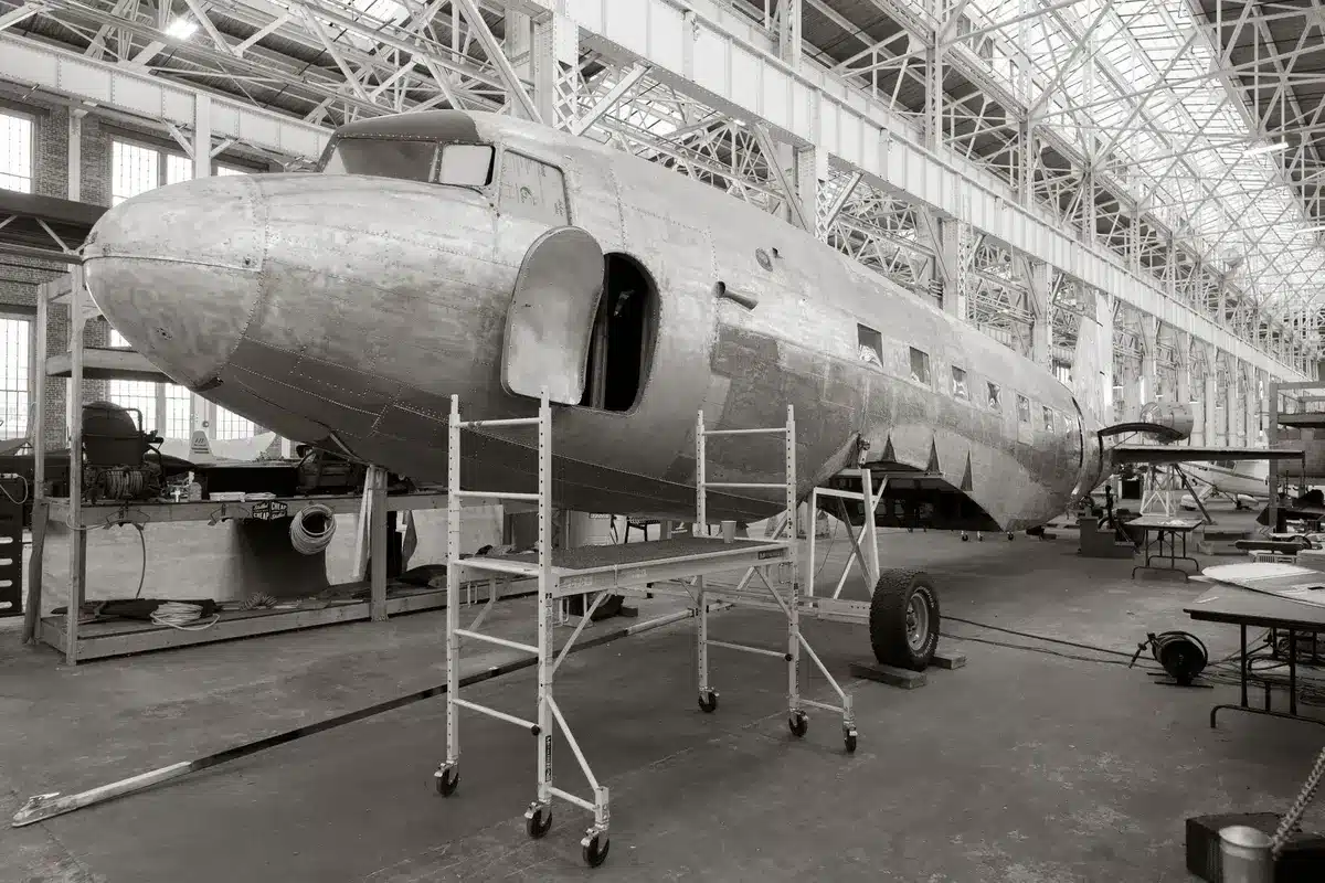Techniker installieren Hardware während der planmäßigen Wartung eines Flugzeugs