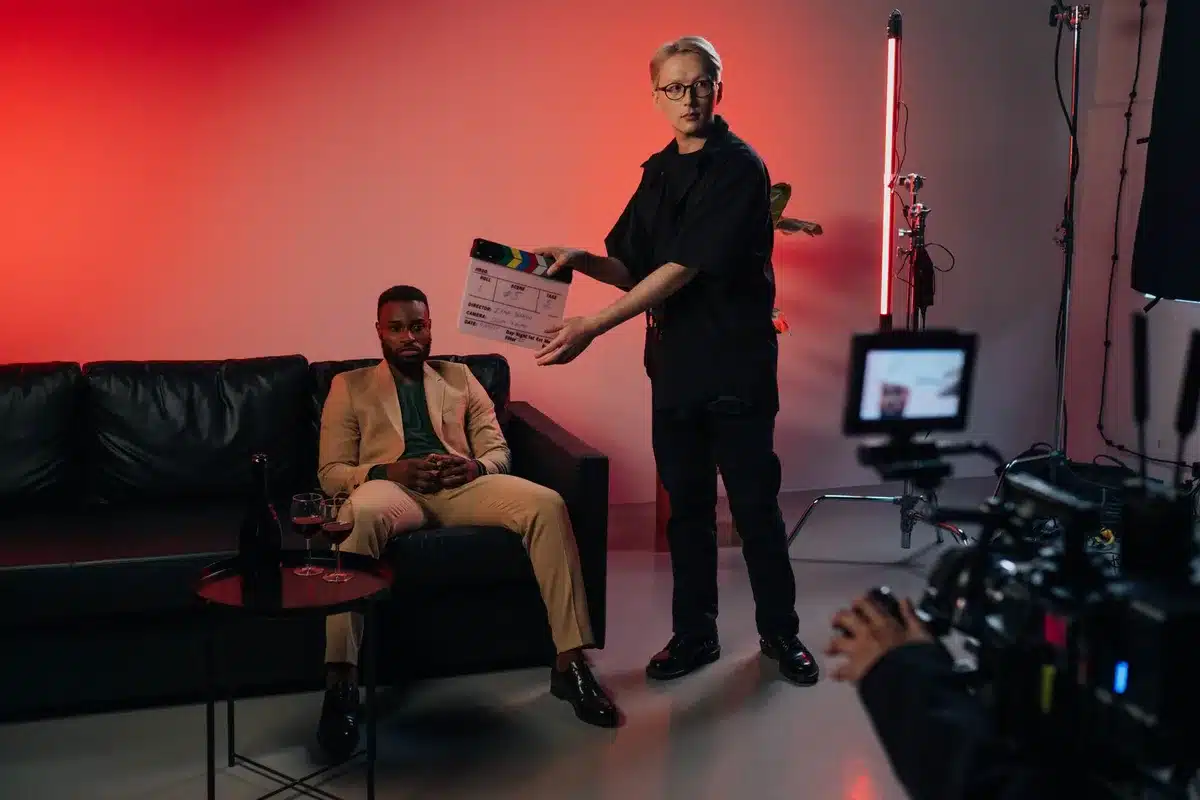 Un equipo de creadores colaborando en una mesa con guiones y notas