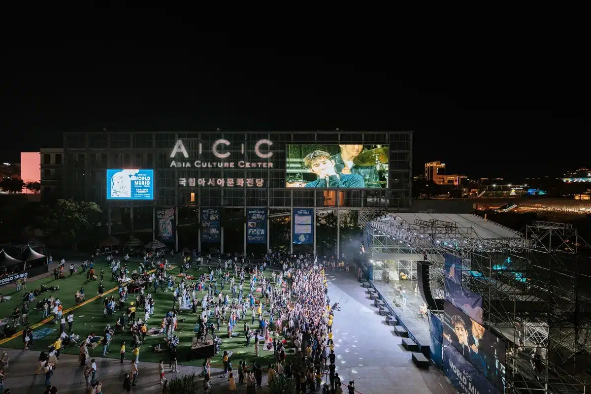 Friends playing golf simulator games in a modern entertainment venue with digital screens and ambient lighting