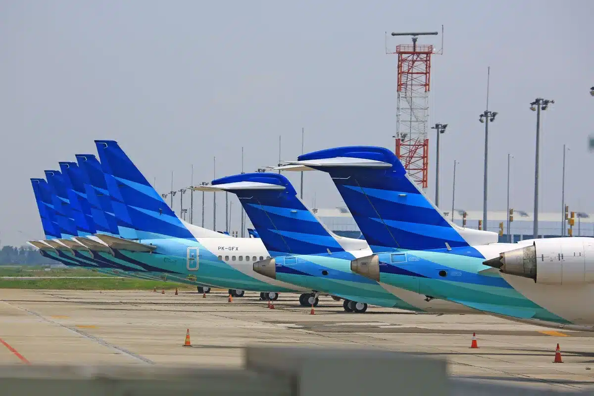 Aviones estacionados en la plataforma de un aeropuerto mostrando asignación de flota
