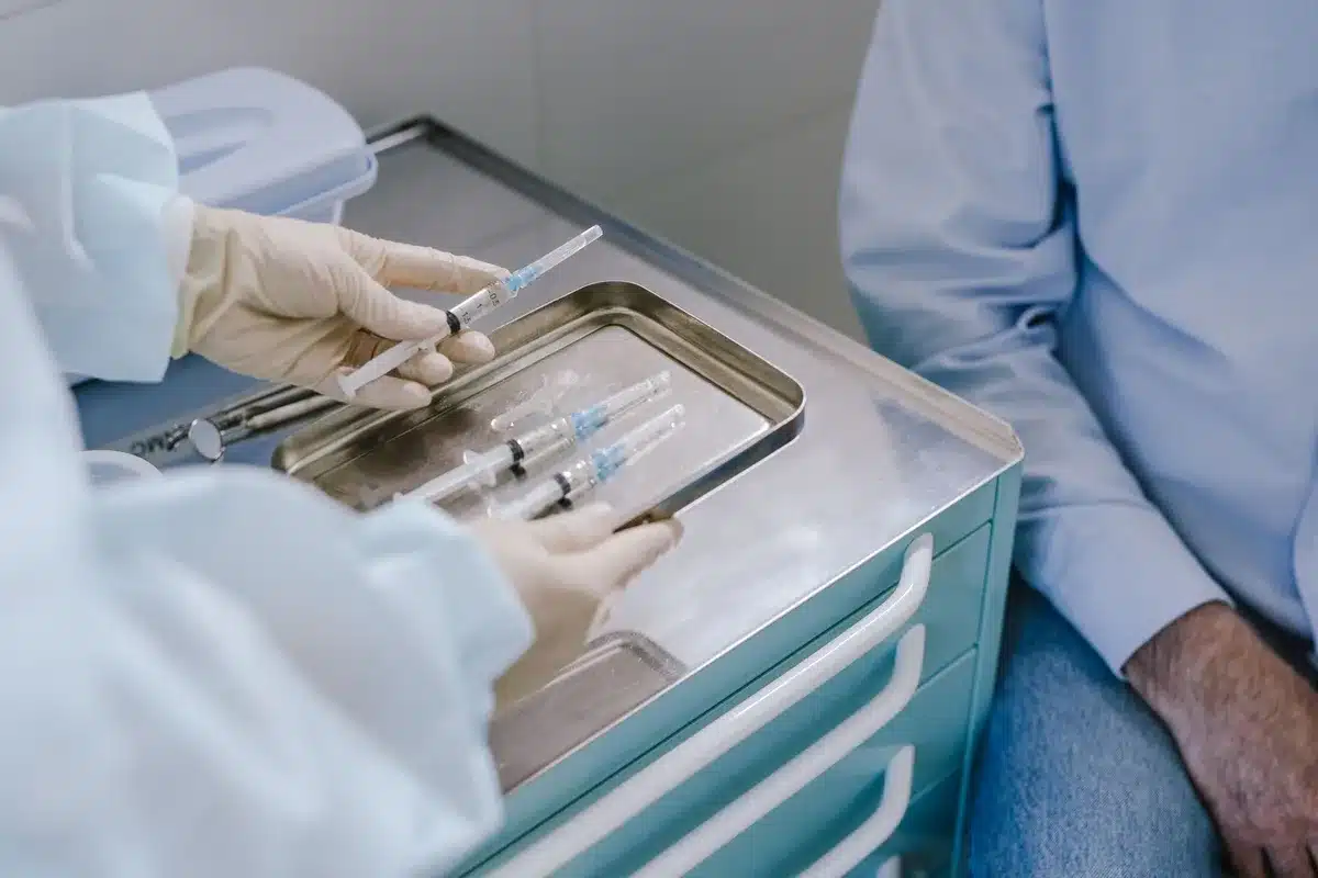Personal médico administrando vacunas a pacientes en una clínica de salud pública.