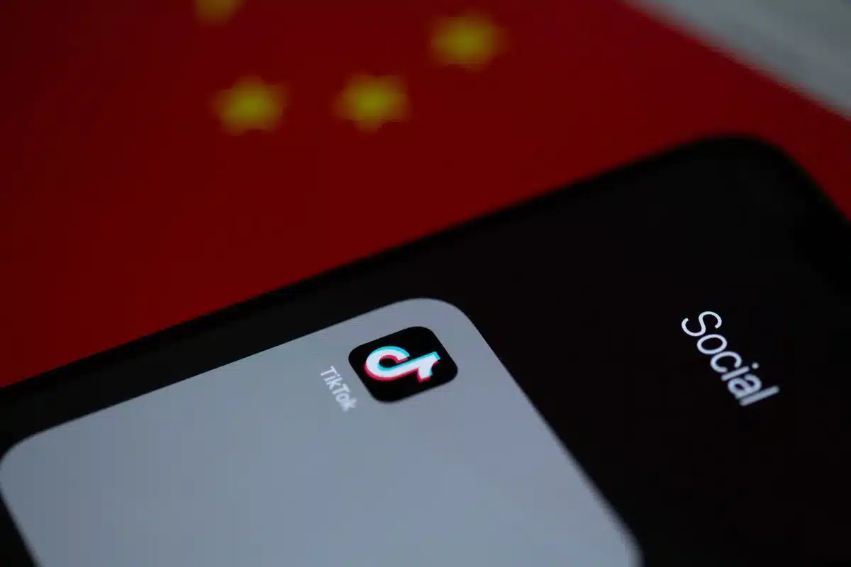 Screenshots and notifications spreading across social media platforms
