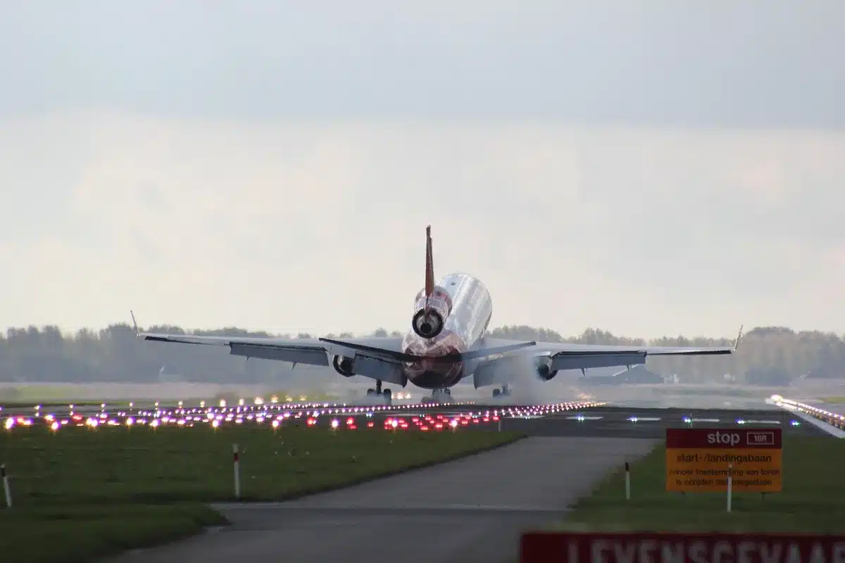Turboprop approaching a short mountain runway at high altitude