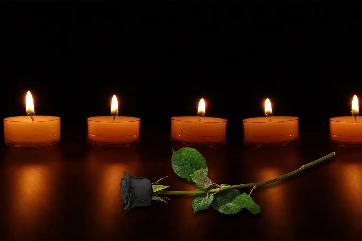 Lilin menyala dalam kenangan dan duka cita