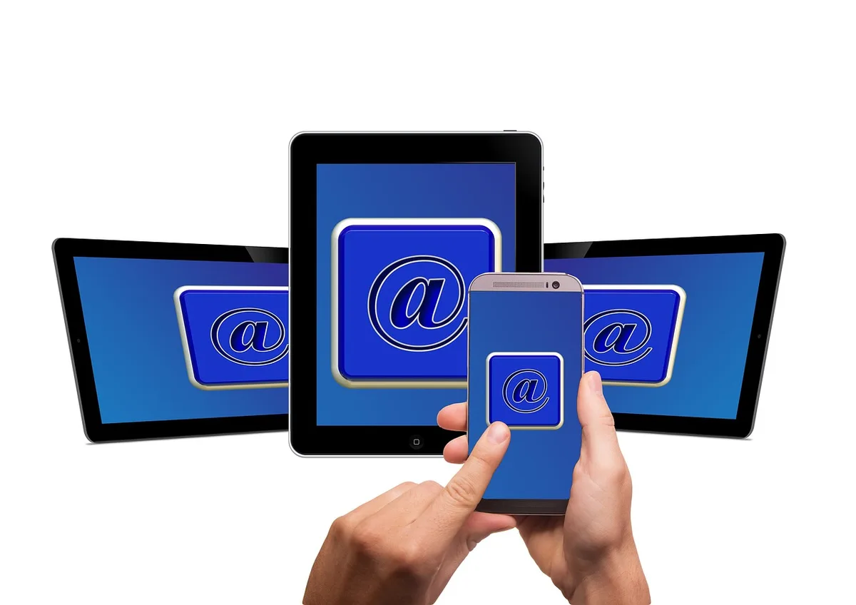 Telefon mit Social-Media-Benachrichtigungen und Antworten auf dem Bildschirm