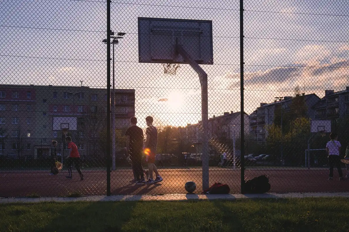 Joueuse attaquant le panier cherchant le contact avec la défense