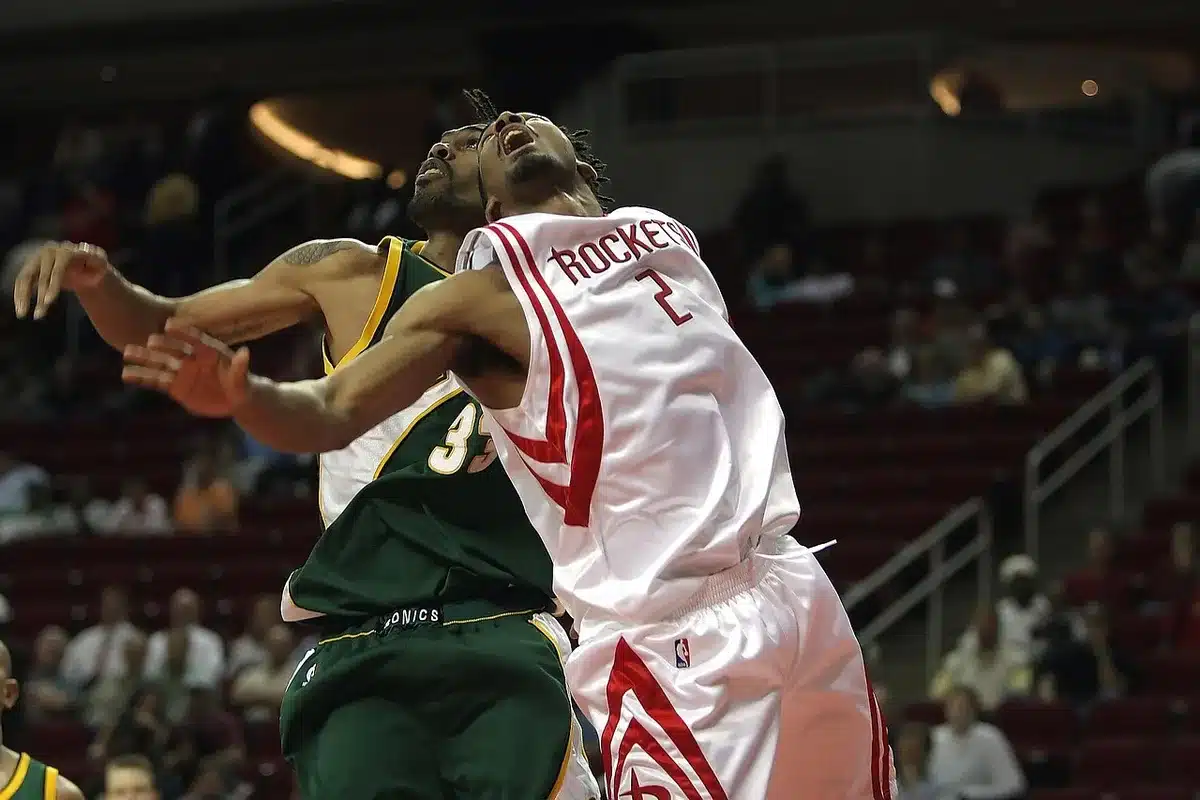 Big post player fighting for position near the rim