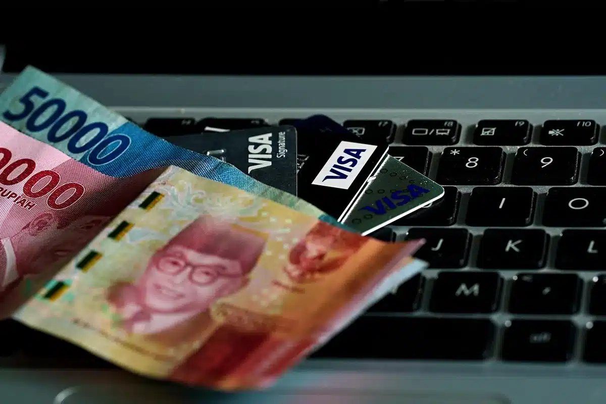Credit card and smartphone displaying hotel rewards points balance