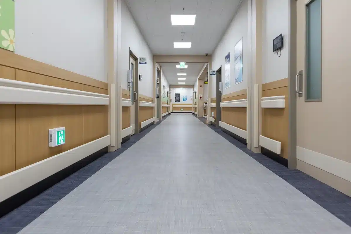 Couloir anonyme d'établissement psychiatrique fermé