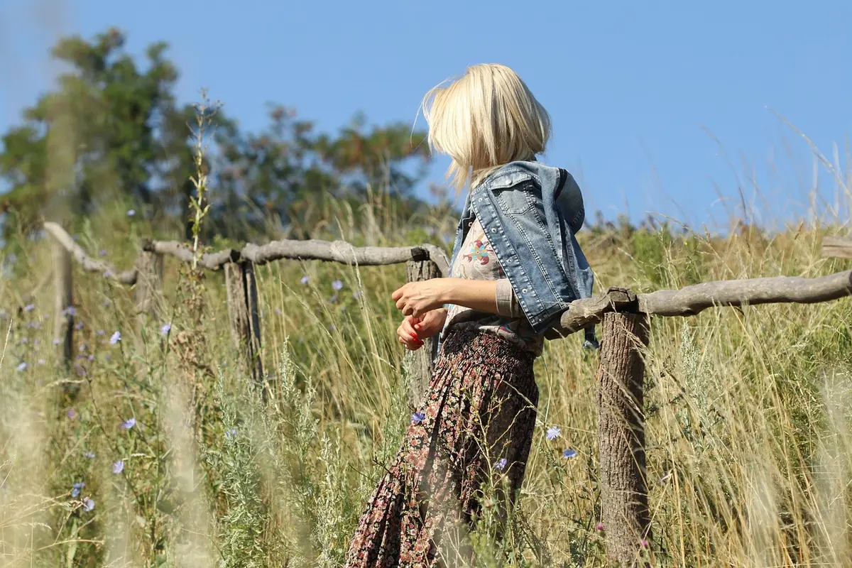 Les jumelles en robes roses et vestes en jean arrivant à une fête privée