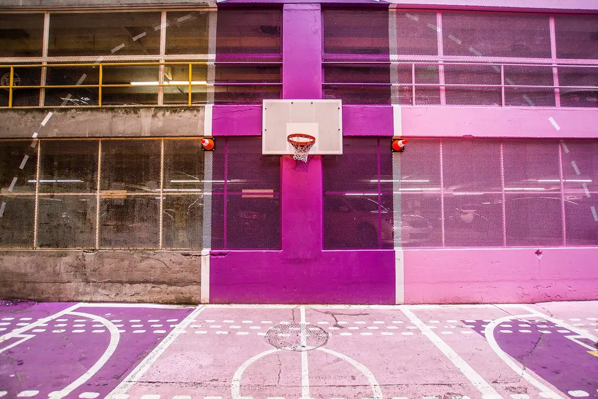 Joel Embiid et coéquipiers génériques autour du panier, action collective