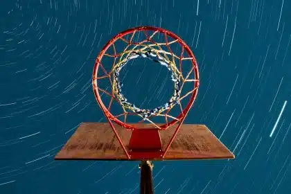 Silhouette d'un joueur quittant le banc, ballon et clipboard sur le côté