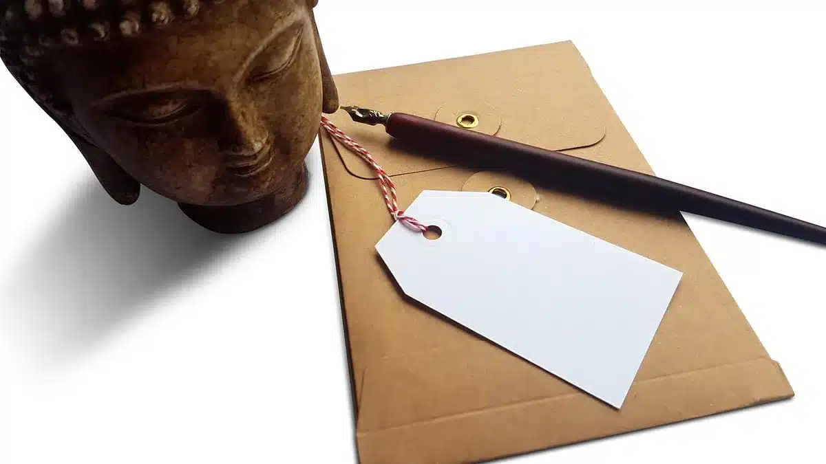 Petite enveloppe marquée per diem posée sur une table de tournée