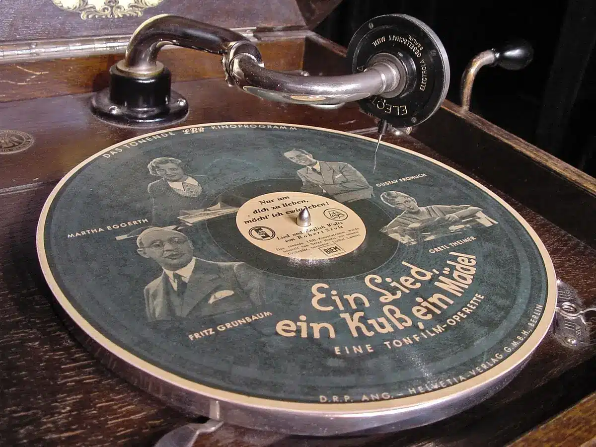 Contrats empilés et calculatrice symbolisant revenus des maisons de disques
