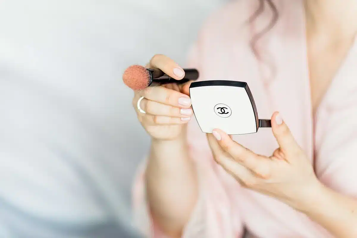 Influencer demonstrating makeup to an engaged live audience on mobile